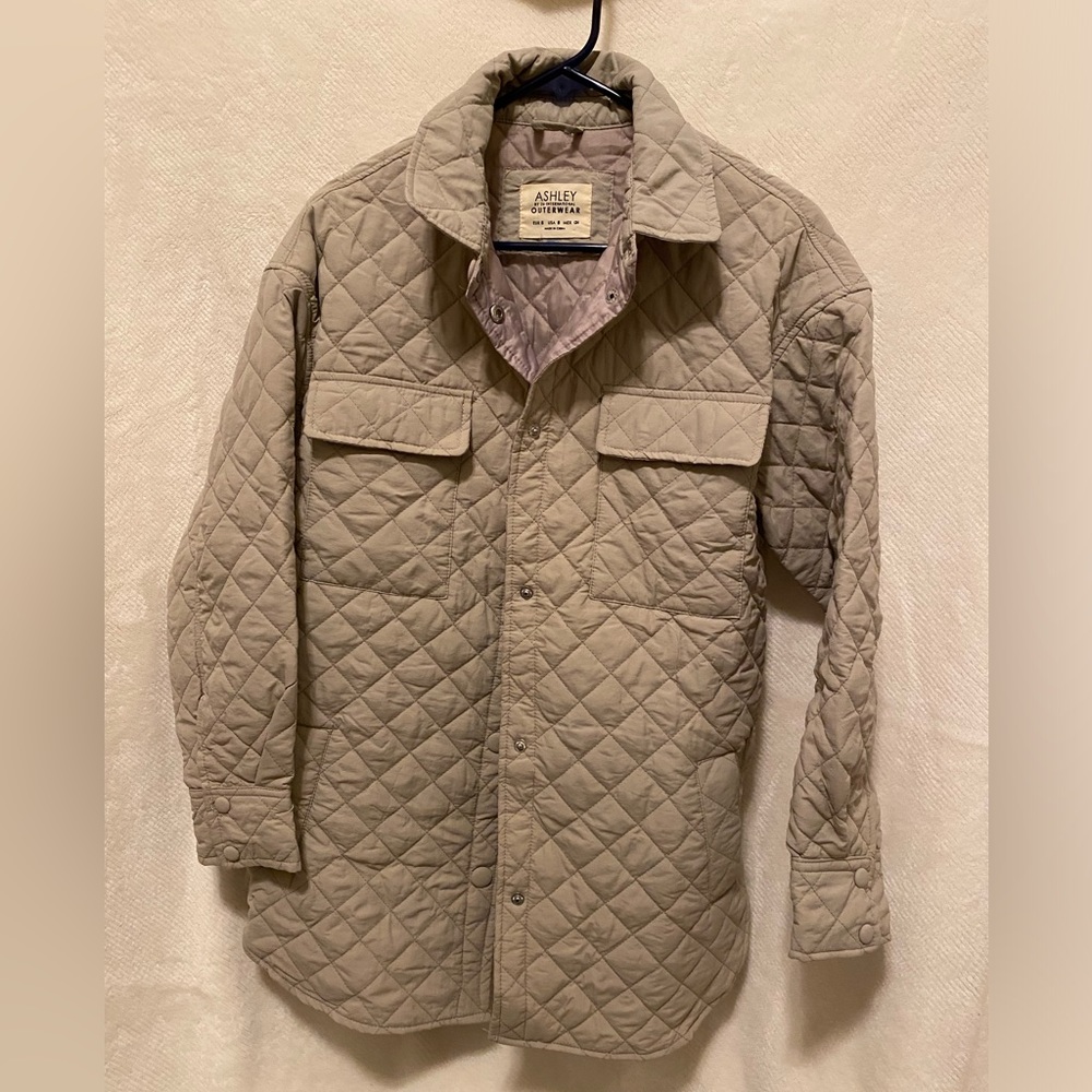 Quilted off white button up shacket.